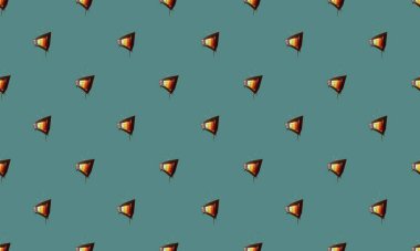 Farklı aksesuarlara sahip renkli arkaplan