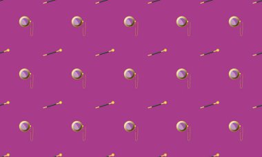 Farklı aksesuarlara sahip renkli arkaplan