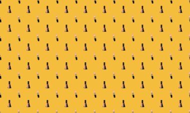 Farklı aksesuarlara sahip renkli arkaplan