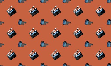 Farklı aksesuarlara sahip renkli arkaplan