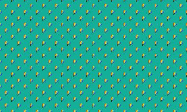 Farklı aksesuarlara sahip renkli arkaplan