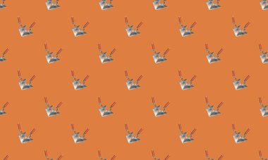 Farklı aksesuarlara sahip renkli arkaplan