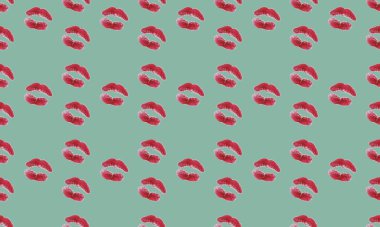 Farklı aksesuarlara sahip renkli arkaplan