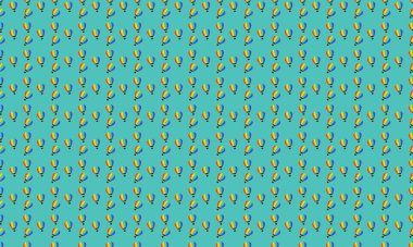 Farklı aksesuarlara sahip renkli arkaplan