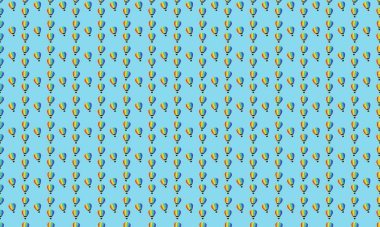 Farklı aksesuarlara sahip renkli arkaplan