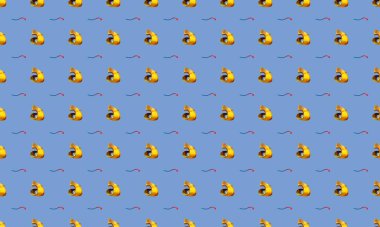 Farklı aksesuarlara sahip renkli arkaplan