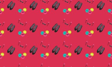 Farklı aksesuarlara sahip renkli arkaplan