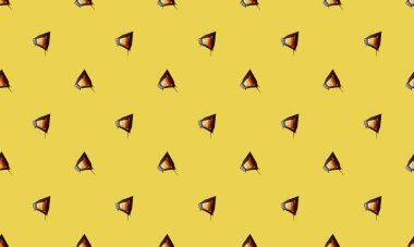 Farklı aksesuarlara sahip renkli arkaplan