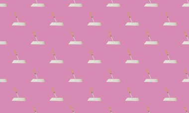 Farklı aksesuarlara sahip renkli arkaplan