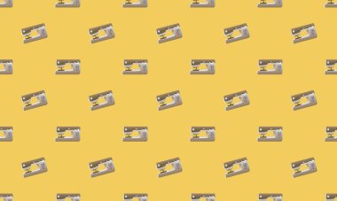 Farklı aksesuarlara sahip renkli arkaplan