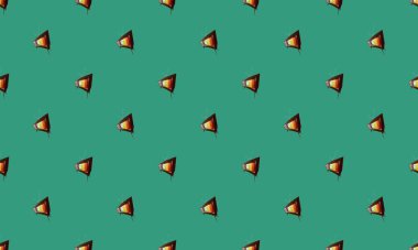 Farklı aksesuarlara sahip renkli arkaplan