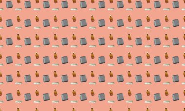 Farklı aksesuarlara sahip renkli arkaplan