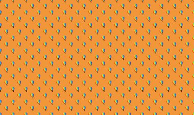 Farklı aksesuarlara sahip renkli arkaplan