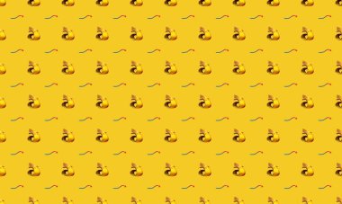 Farklı aksesuarlara sahip renkli arkaplan