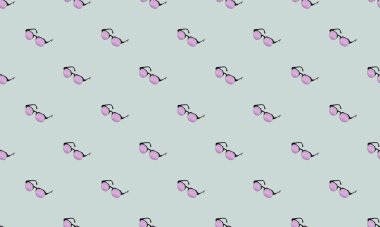 Farklı aksesuarlara sahip renkli arkaplan