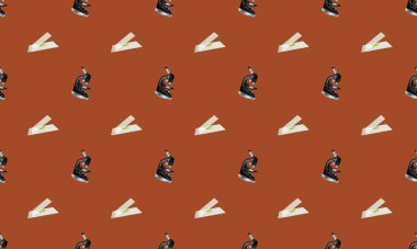 Farklı aksesuarlara sahip renkli arkaplan