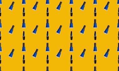 Farklı aksesuarlara sahip renkli arkaplan