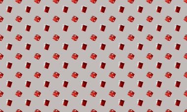 Farklı aksesuarlara sahip renkli arkaplan