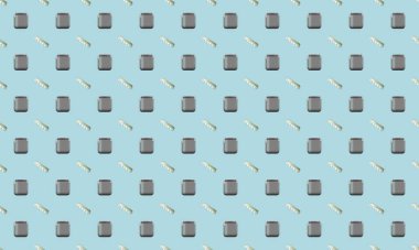 Farklı aksesuarlara sahip renkli arkaplan