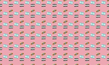 Farklı aksesuarlara sahip renkli arkaplan