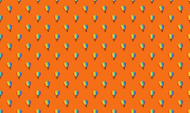 Farklı aksesuarlara sahip renkli arkaplan