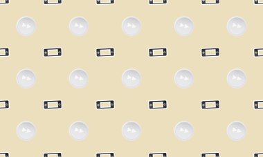 Farklı aksesuarlara sahip renkli arkaplan