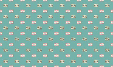 Farklı aksesuarlara sahip renkli arkaplan