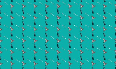 Farklı aksesuarlara sahip renkli arkaplan