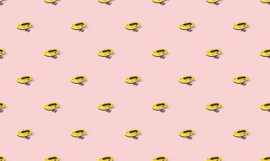 Farklı aksesuarlara sahip renkli arkaplan