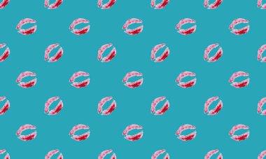 Farklı aksesuarlara sahip renkli arkaplan