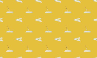 Farklı aksesuarlara sahip renkli arkaplan