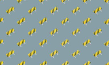 Farklı aksesuarlara sahip renkli arkaplan