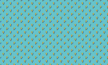 Farklı aksesuarlara sahip renkli arkaplan