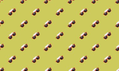 Farklı aksesuarlara sahip renkli arkaplan