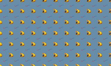 Farklı aksesuarlara sahip renkli arkaplan