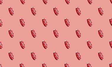 Farklı aksesuarlara sahip renkli arkaplan