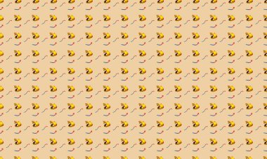 Farklı aksesuarlara sahip renkli arkaplan