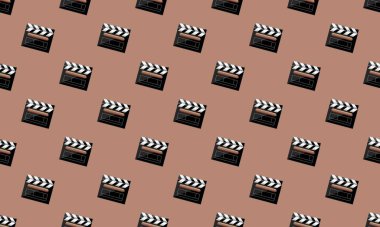 Farklı aksesuarlara sahip renkli arkaplan