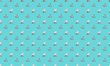 Farklı aksesuarlara sahip renkli arkaplan