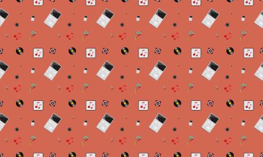 Farklı aksesuarlara sahip renkli arkaplan