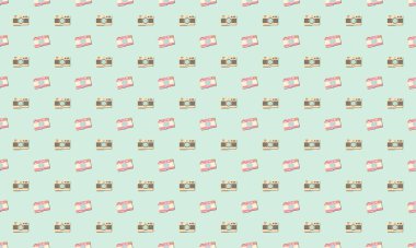 Farklı aksesuarlara sahip renkli arkaplan