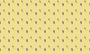 Farklı aksesuarlara sahip renkli arkaplan