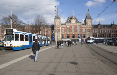 Amsterdam'da turistler seyahat 