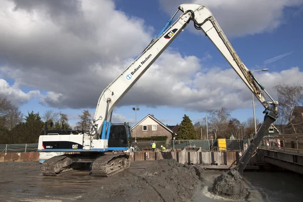 Tung hydraulisk kran är på arbetet — Stockfoto