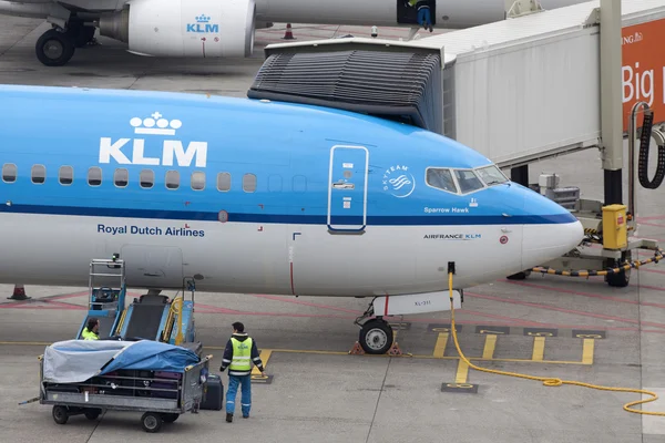 Personnes travaillant dans un aéroport . — Photo