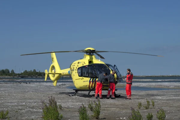 Elicottero di soccorso medico giallo — Foto Stock