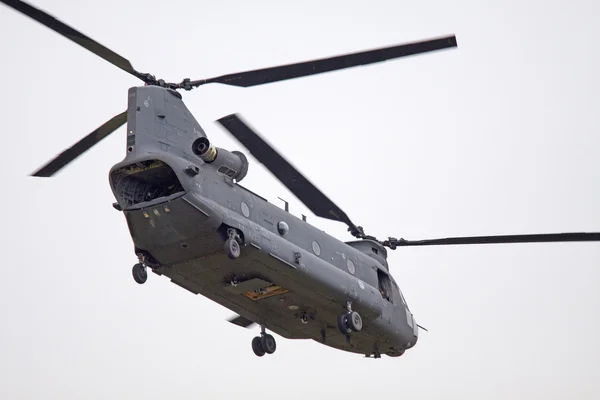 Chinook Ch-47 militaire helikopter in actie — Stockfoto