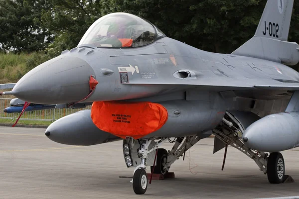 F-16 savaş uçağı otopark — Stok fotoğraf