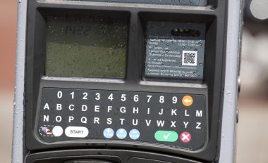 Fotoğraf bir klavye ve bir otopark bilet makine görünümünü kapat