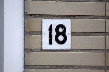 Beyaz bir plaka üzerinde 18 numara